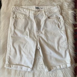 Bermuda high rise shorts